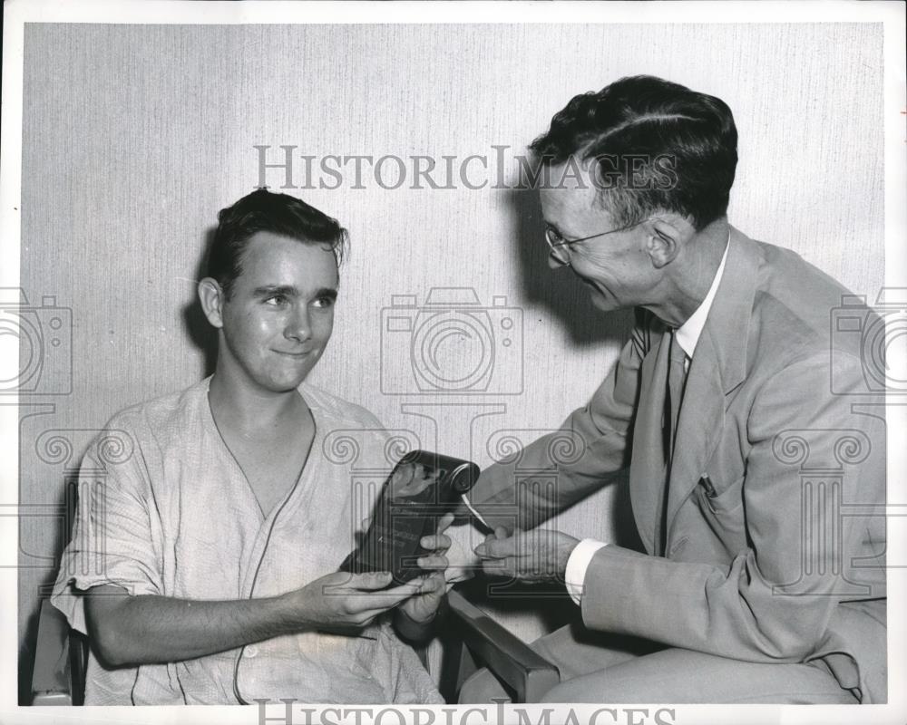 1955 Press Photo James Nowsum awarded hero attacked gunman who threatened clerk - Historic Images