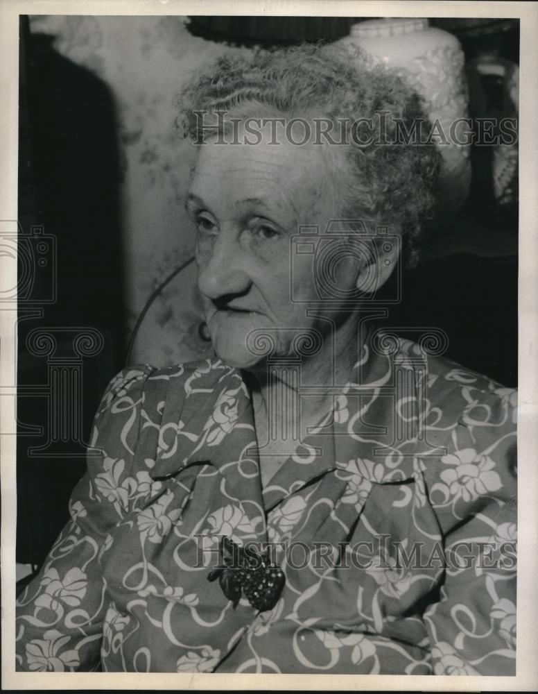 1944 Press Photo St Louis, Mo. Mrs George Law learns son missing 25 yrs is alive - Historic Images