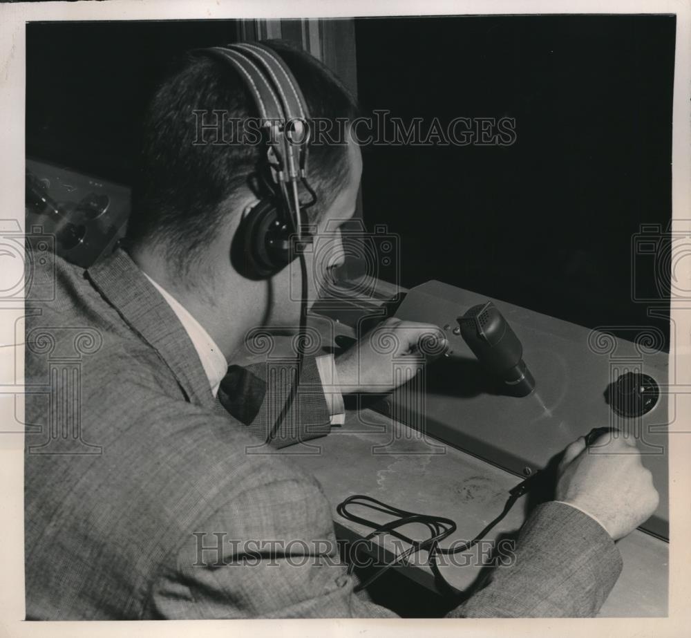 1948 Press Photo Engineer Checks Control at Palais De Chaillo UN Assembly - Historic Images