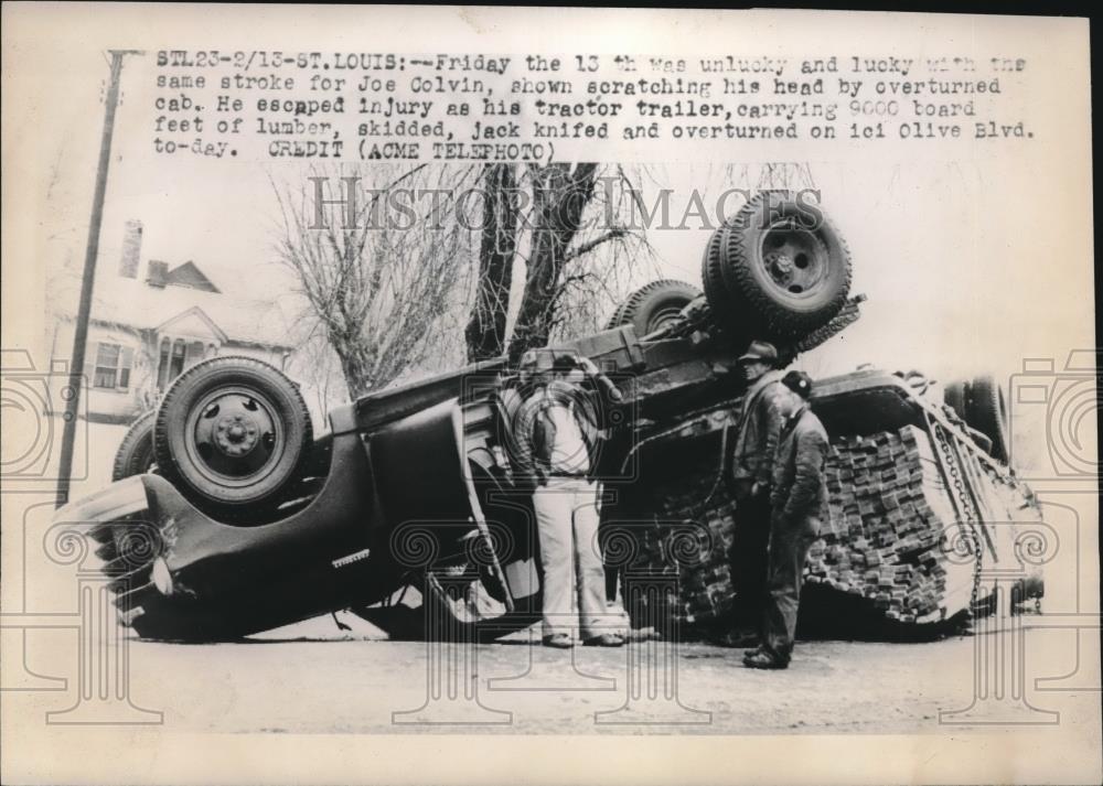 1948 Press Photo St Louis, Mo. Joe Covin &amp; hos overturned truck accident - Historic Images