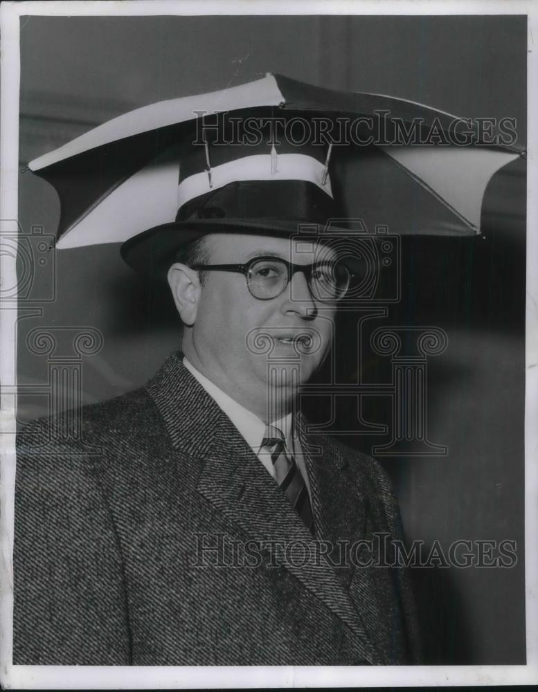 1955 Press Photo Cleveland, Ohio a new style of hat that is a rain umbrella - Historic Images