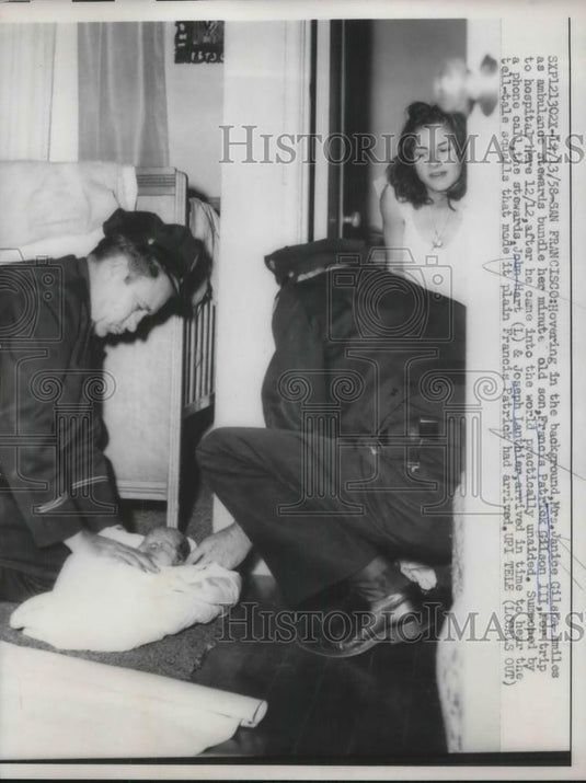 1958 Press Photo Janice Gilson smiles as ambulance stewards bundles up her son - Historic Images
