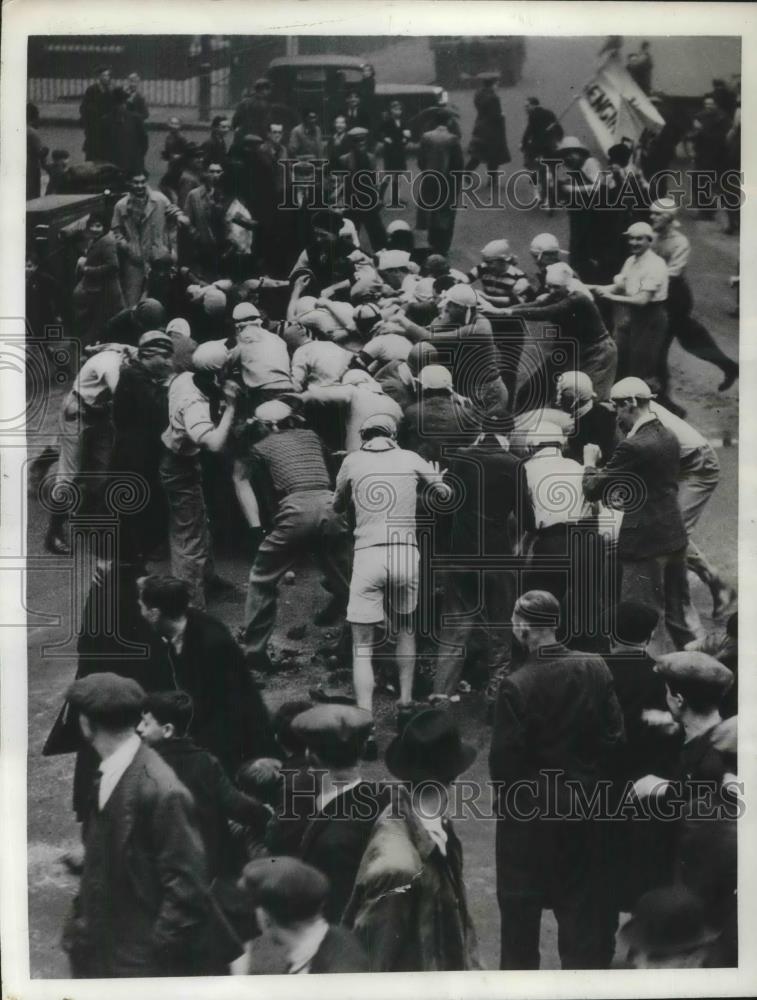 1936 Press Photo Custom flour and soot flying England Annual &quot;Rag&quot; battlescene - Historic Images