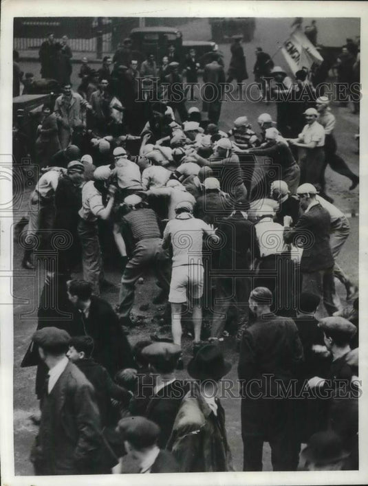 1936 Press Photo Custom flour and soot flying England Annual "Rag" battlescene - Historic Images