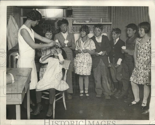 1931 Press Photo Ms Reba Barr treating trachoma patients in special school - Historic Images