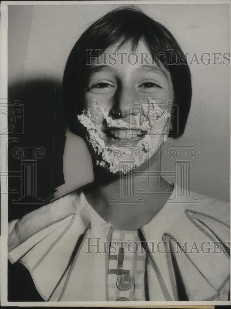 1931 Press Photo Gloria June Garfield at Age Wins Cake Eating Contest in LA - Historic Images