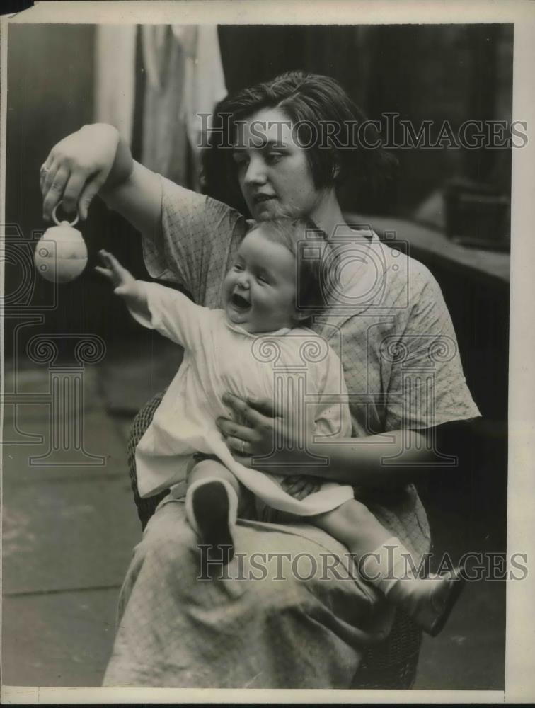 1930 Press Photo Little Helen Mahoney Born With Right Side Paralysis & Mother - Historic Images