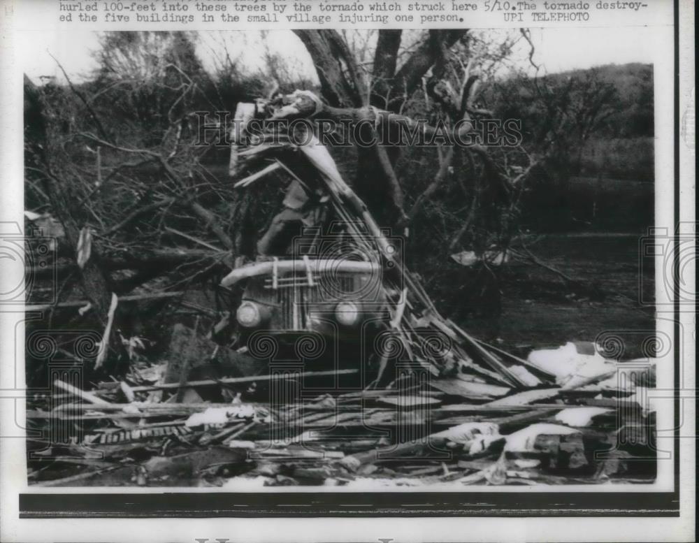 1959 Press Photo Tornado Strikes Small Village Injuring 1 Person - Historic Images