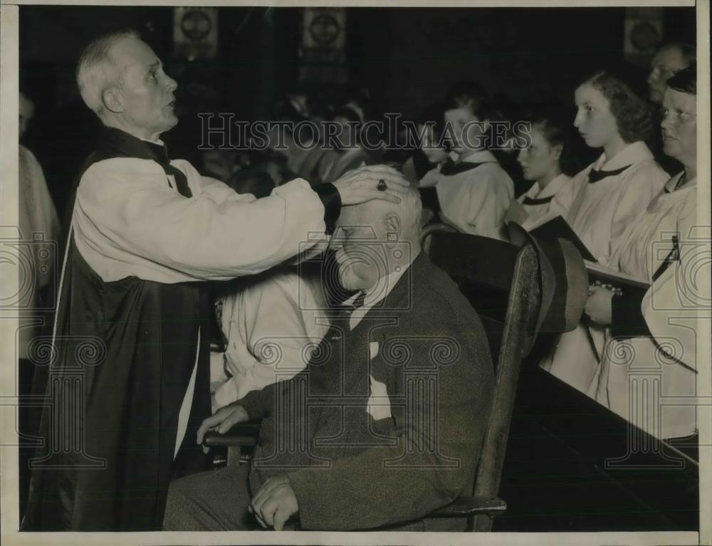 1937 Press Photo Bishop Manning Confirming Henry Peters Chapel of Good Sheperd - Historic Images