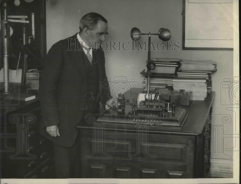 1924 Press Photo Professor Charles F. Marvin Looks at Meteorograph - Historic Images