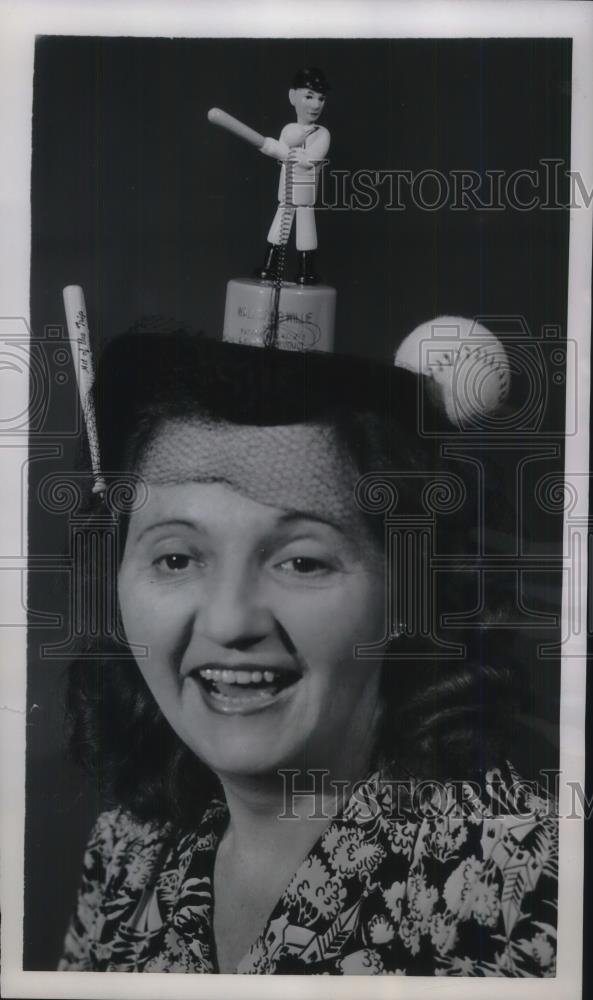 1951 Press Photo NYC, Edna Browne of Chicago in a hat for World Series baseball - Historic Images