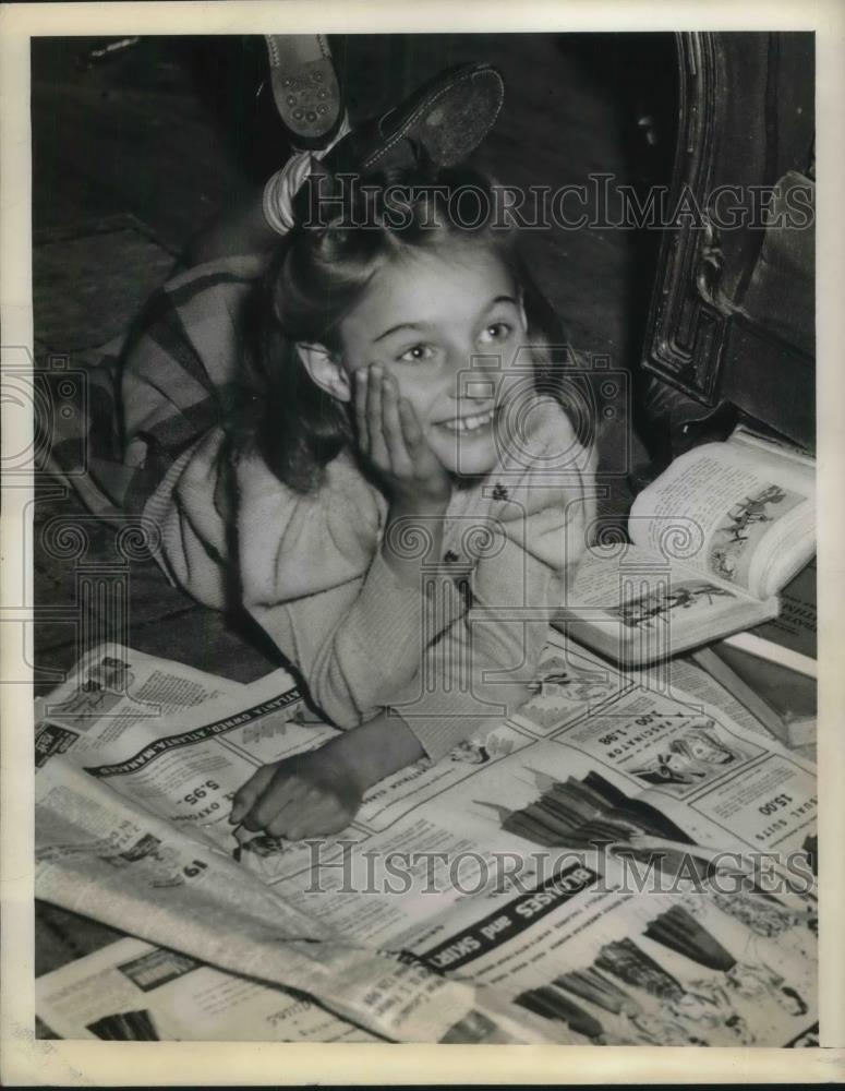 1943 Press Photo Juanita Griffin gets reward for finding/returning jewelry - Historic Images