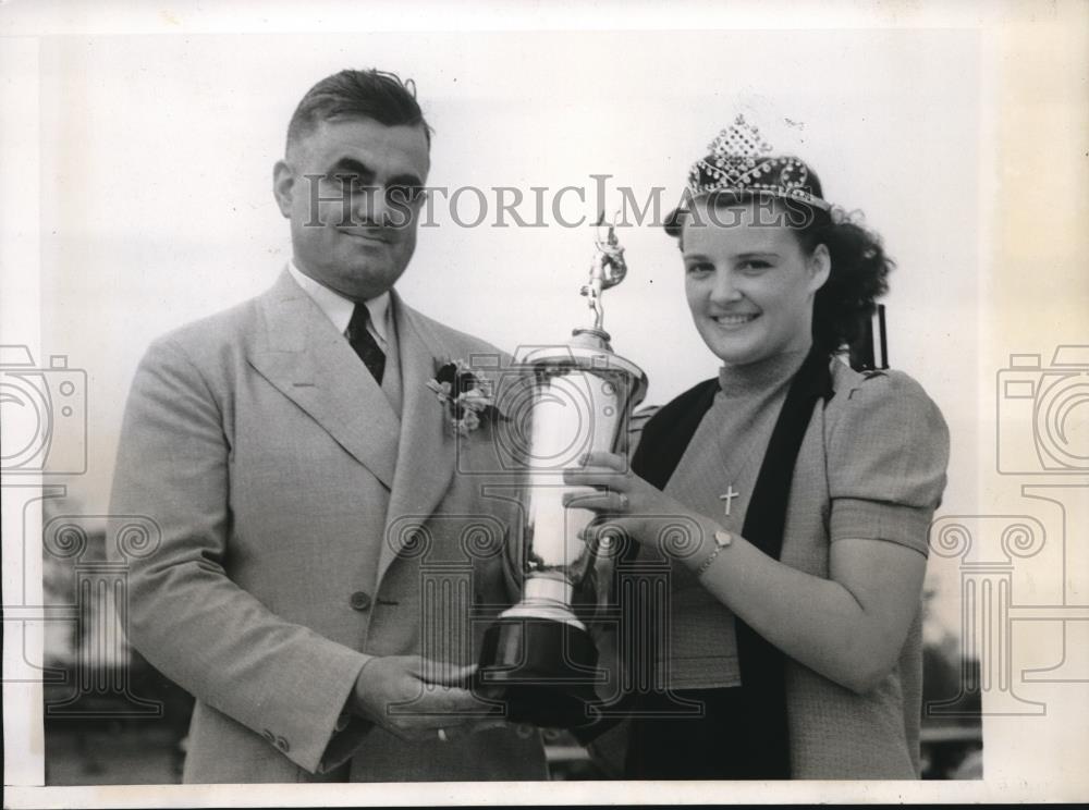 1939 Press Photo Governor Lewis Barrows of Maine & Potato Blossom Queen - Historic Images
