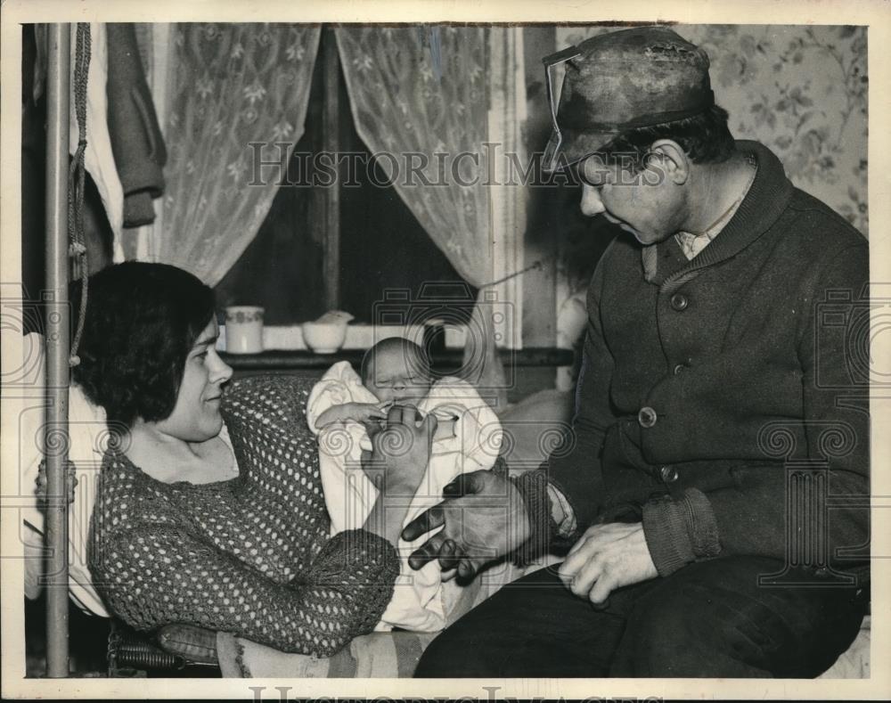 1940 Press Photo Roy Custer, wife &amp; baby at their home - Historic Images