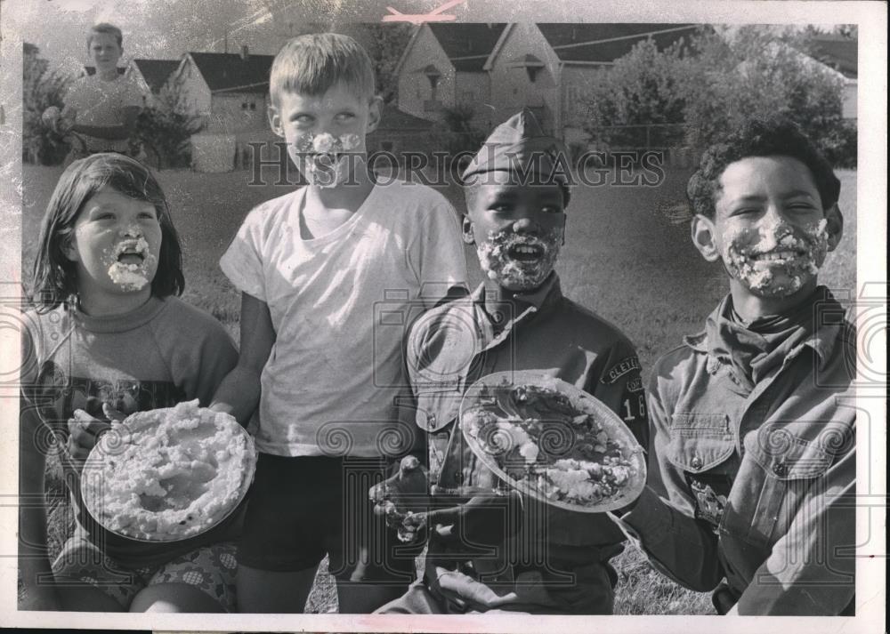 1969 Press Photo Kids Eating Pie - Historic Images