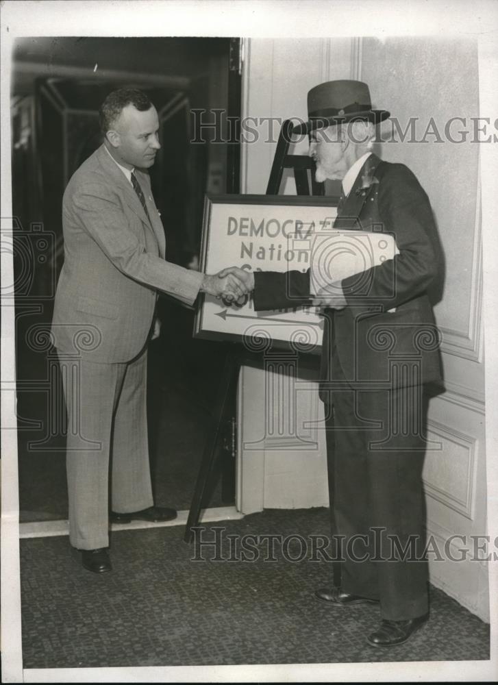 1932 Press Photo J. Austin Latimer, Head of large staff of Greeters, Biltmore - Historic Images