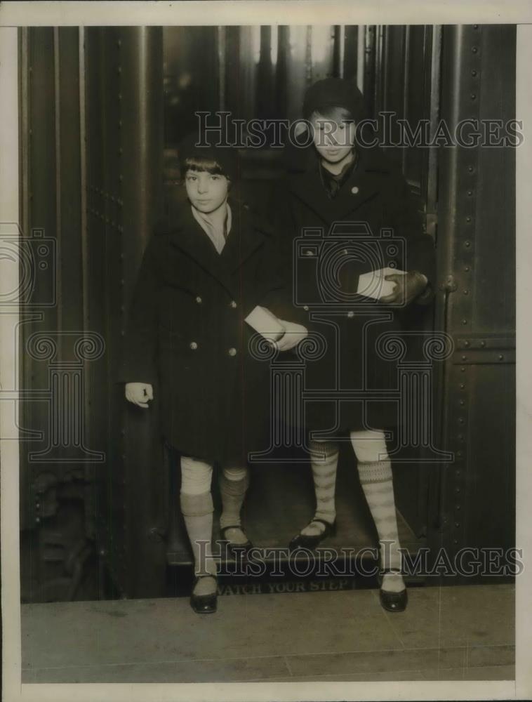 1929 Press Photo Marjorie & Isabell Meuserx of Chicago, orpans head to England - Historic Images