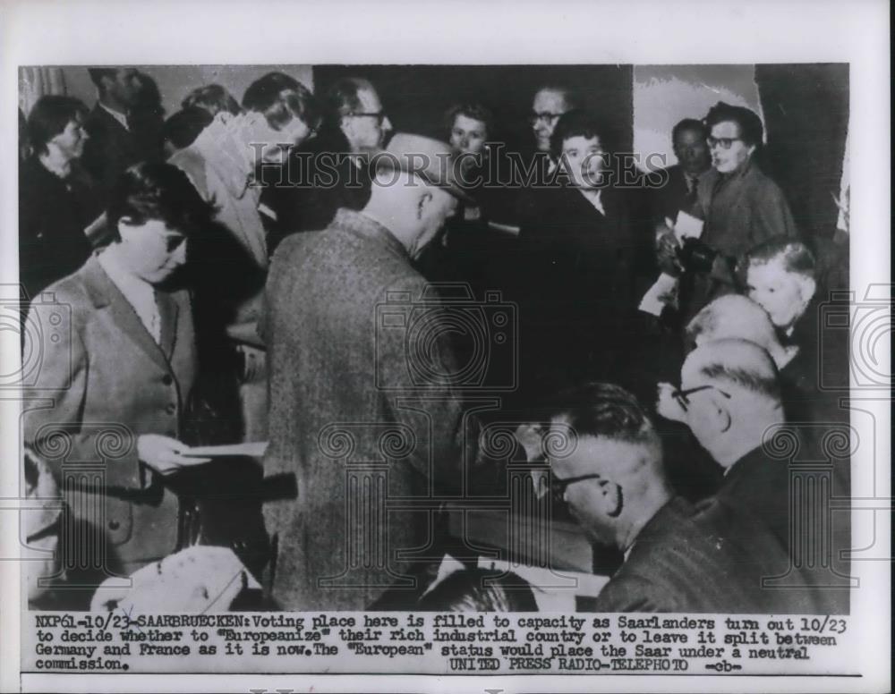 1955 Press Photo Voting by Saarlanders on &quot;Europeanize&quot; Neutral Positions - Historic Images