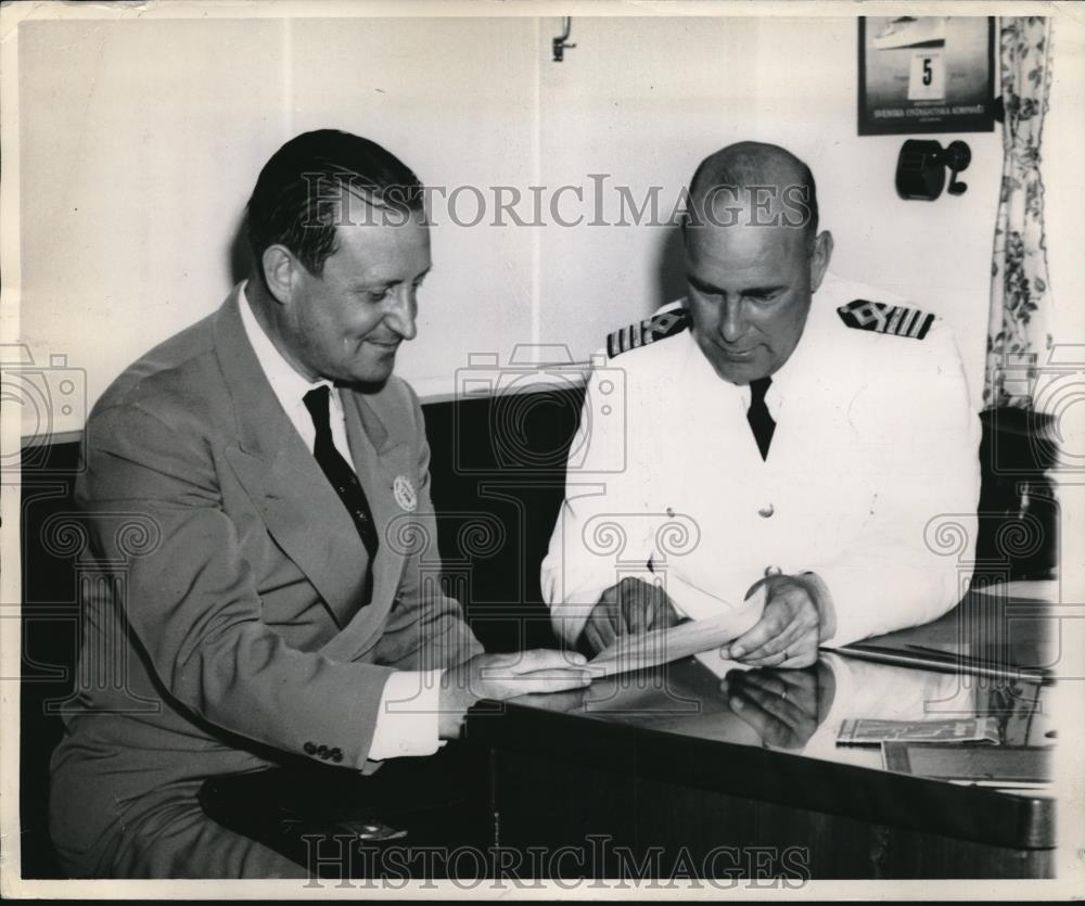 1944 Press Photo William Gray, Armerican Red Cross, Capt JEJ Sjocrona of Sweden - Historic Images