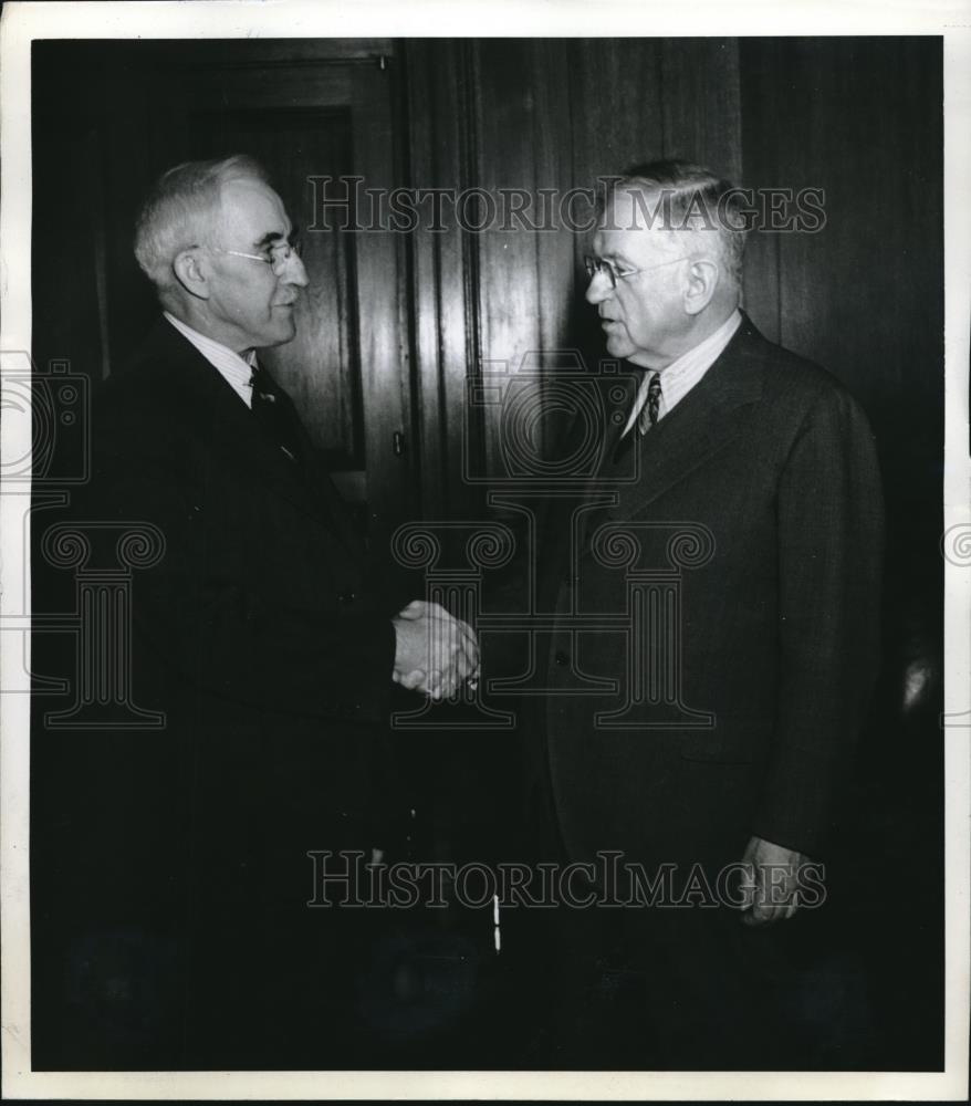 1943 Press Photo Scientist getting presented the William Bowie - Historic Images