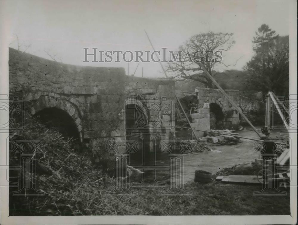 1928 Press Photo Repair Work on Resprynn Bridge Over River Fowley - Historic Images