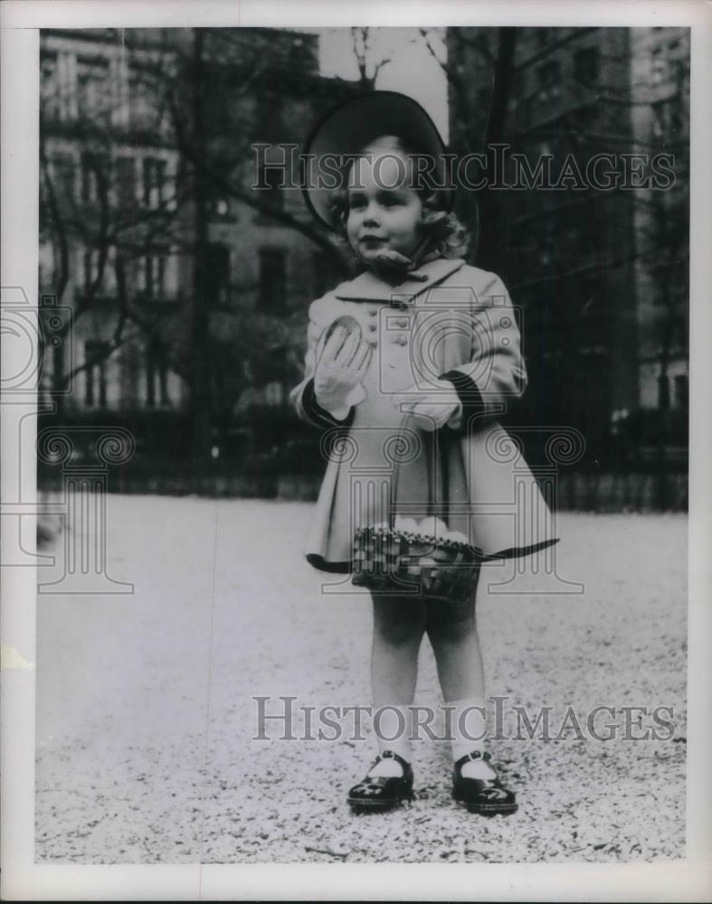 1949 Press Photo A very young girl in a new outfit for Easter - Historic Images