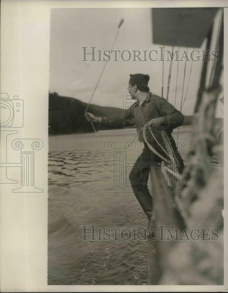 1928 Press Photo Skipper Ames heaving the lead of a boat - Historic Images
