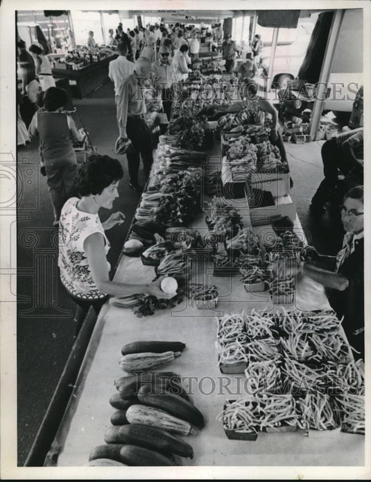 1975 Press Photo Zucchini Squash,Wax Beans & Green Beans On Table With People - Historic Images