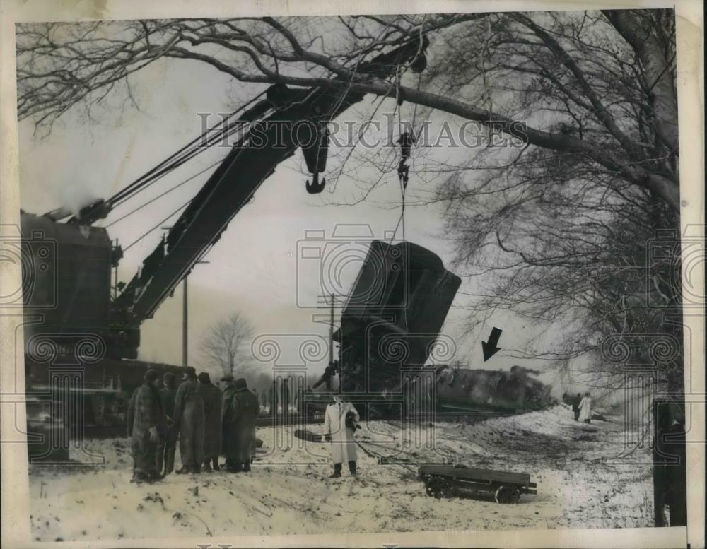 1941 Press Photo Crane Cleans Up After Passenger Train Crashes With Freight - Historic Images