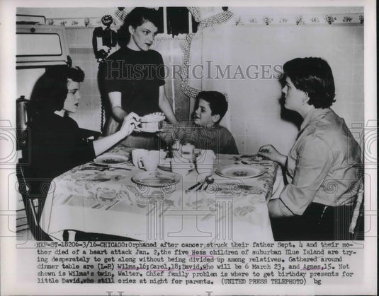 1958 Press Photo Wilma Carol David & Agnes Hess Have Dinner At Home - Historic Images
