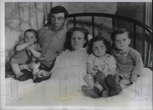 1938 Press Photo Mr. & Mrs. Joseph Gray & Children, Parents of 20 Ounce Baby, - Historic Images