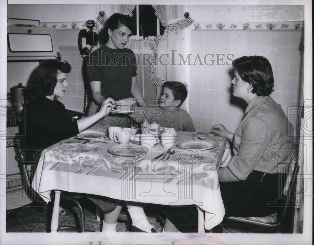 1953 Press Photo Hess Family Children Prepare Dinner At Home In Chicago - Historic Images