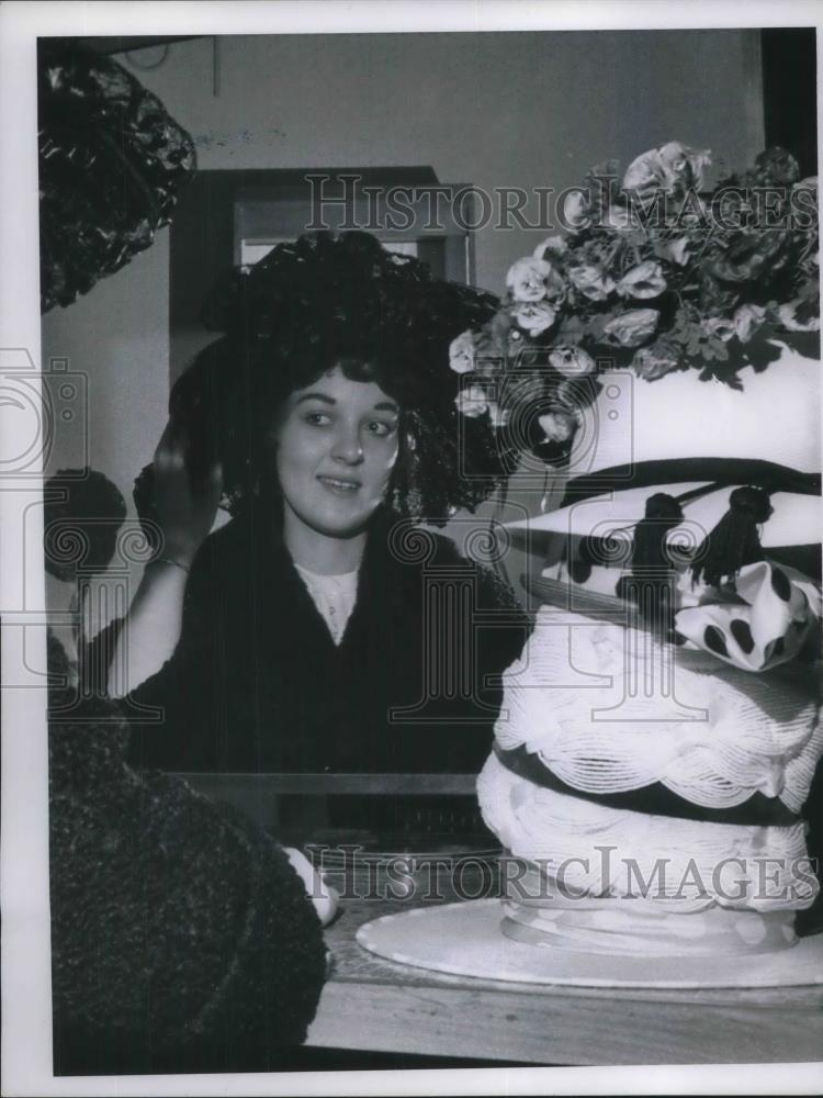 1963 Press Photo Clatyton Knipper Woman Models Fancy Big Hat In Mirror - Historic Images