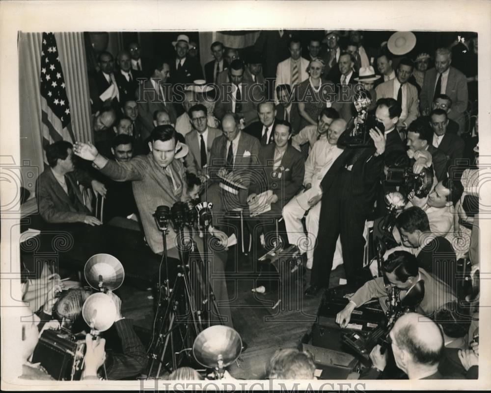 1940 Press Photo Phillip Wilkie, son of GOP presidential nominee, at press conf. - Historic Images