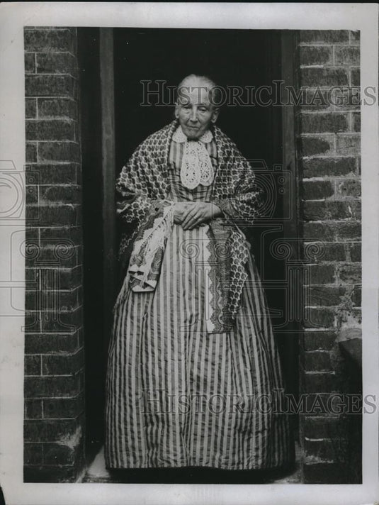 1923 Press Photo Mrs. Mayhew Celebrated Diamond Wedding Wearing Wedding Gown - Historic Images