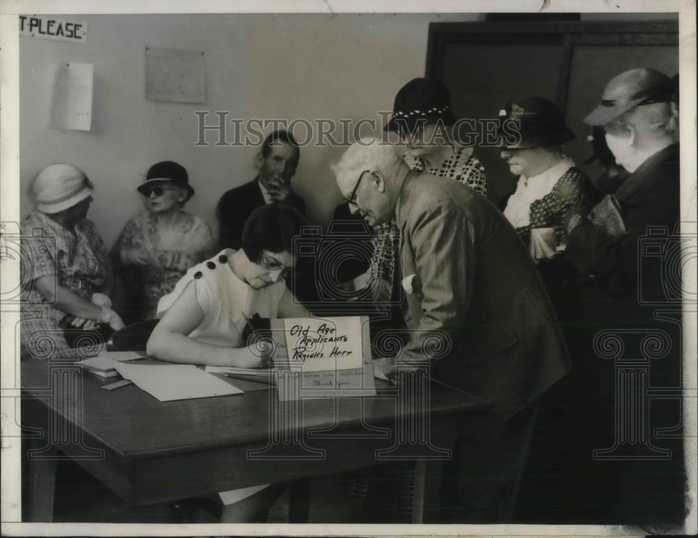 1935 Press Photo first day applicants at Old Age Pension office in L.A. - Historic Images