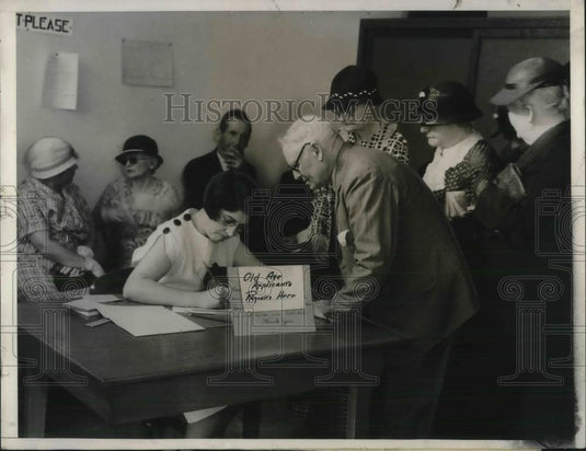 1935 Press Photo first day applicants at Old Age Pension office in L.A. - Historic Images
