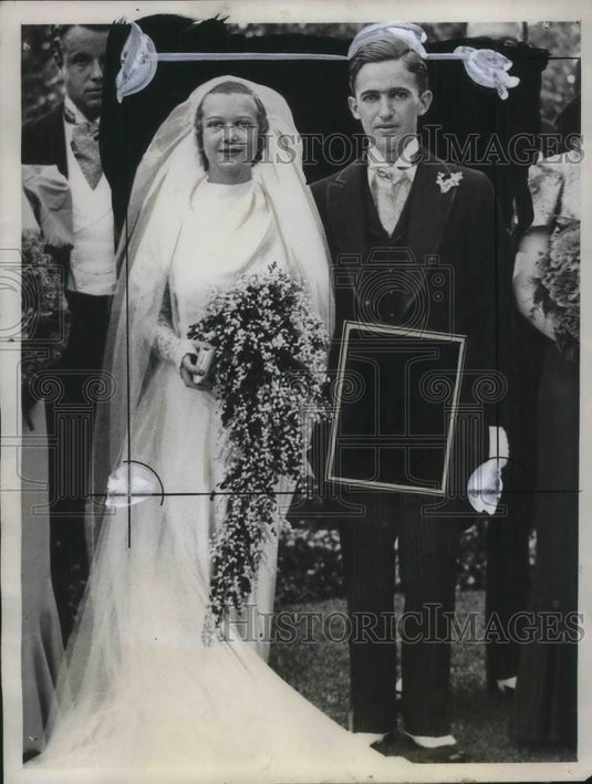 1932 Press Photo Mr & Mrs Raymond O Mitchell wedding with police guards - Historic Images