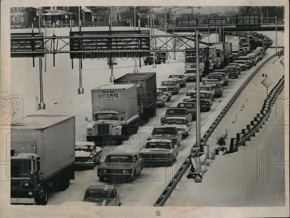 1967 Press Photo Willow Freeway from Broadway Bridge Bumper to Bumper Traffic - Historic Images