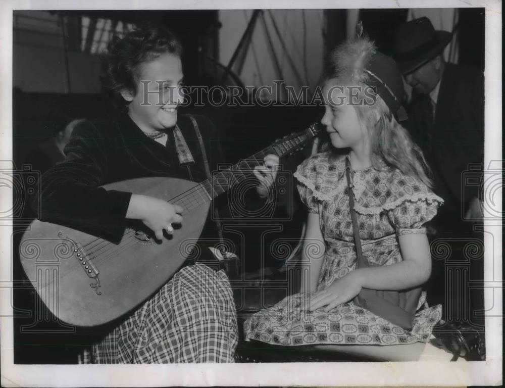 1949 Press Photo Christine Kris, Rosemary Martin play a lute in NYC - Historic Images