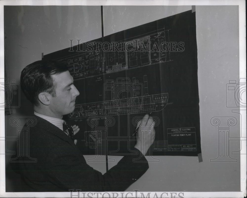 1940 Press Photo A.P. Kellog, GE turbine engineer with plans for power station - Historic Images