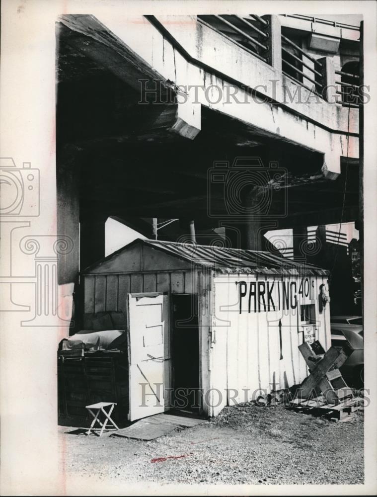 1969 Press Photo A shed advertising Parking for 40 cents in an unidentified city - Historic Images