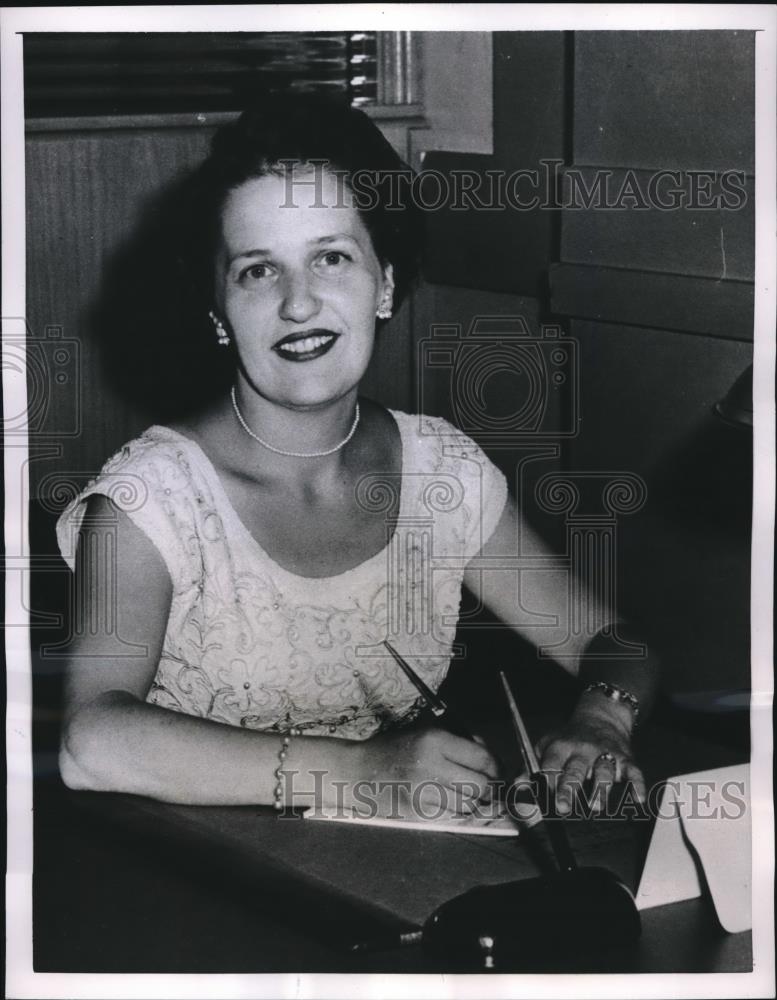 1955 Press Photo Alberta Crouse at Berwick Bank - Historic Images