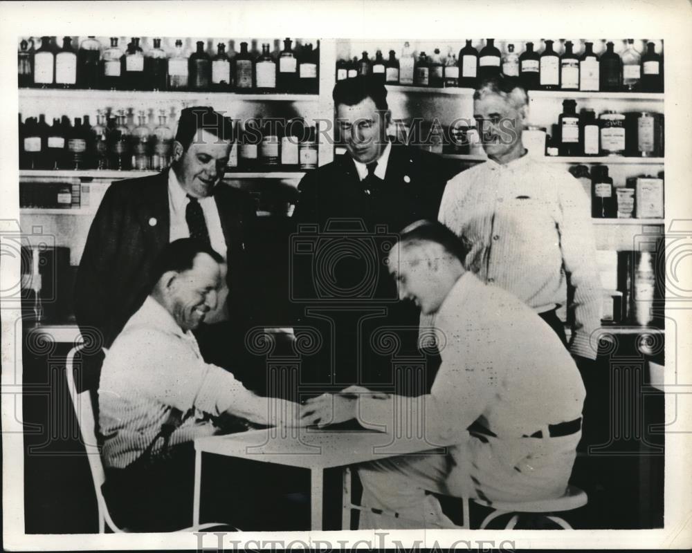 1934 Press Photo Convict Mike Schmidt Getting Last Shot Of Tuberculosis Germ - Historic Images