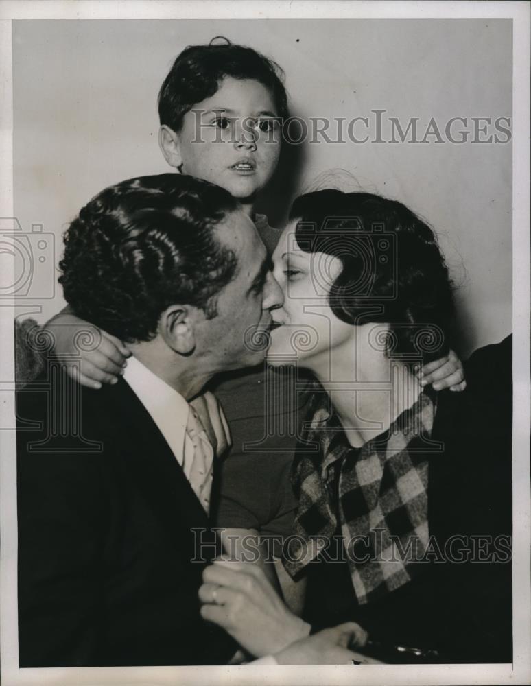 1935 Press Photo Mr. and mrs Ray gold and her son Sweeptstakes Gold - Historic Images