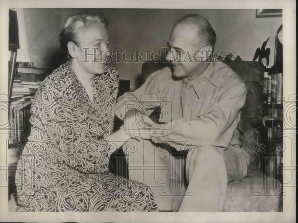 1945 Press Photo Lt. Gen. James Doolittle reunited with wife after tour in Japan - Historic Images