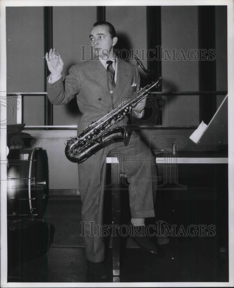 1942 Press Photo Freddie Martin, Tenor Saxophonist - Historic Images