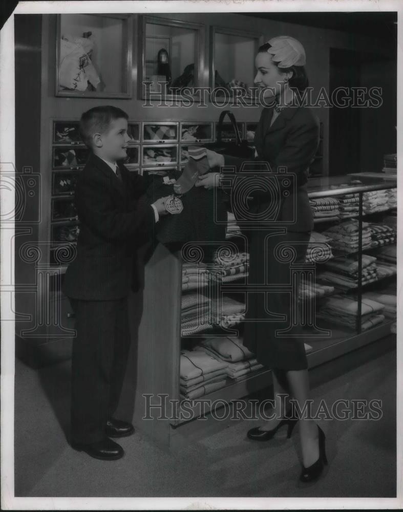 1956 Press Photo Mokemaking mother and son shop in store - Historic Images