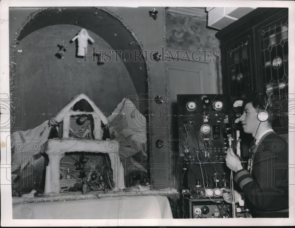 1953 Press Photo Tasso Couzzachi Directs Sounds & Movements of Holy Crib Model - Historic Images