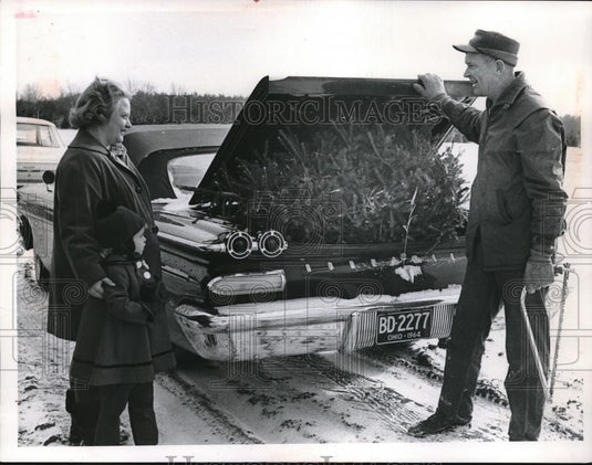 1964 Press Photo Mother & Child Getting Christmas Tree Put In Trunk By Worker - Historic Images